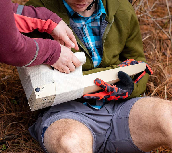 Demonstration of the splint being used on an arm.